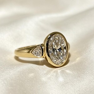 แหวนเพชรทรงรี 2.00 กะรัต เพชรสามเม็ดทรงทริลเลียนด์ด้านข้าง ทองคำแท้ 14K สำหรับผู้ชาย ของขวัญสุดหรูสำหรับงานปาร์ตี้ - Product Image 4