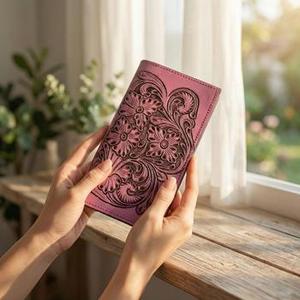 Cartera Larga Bifold de Cuero 100% Genuino Color Rosa para Mujer con Grabados Florales y Múltiples Ranuras para Tarjetas y Pasaporte - Product Image 5