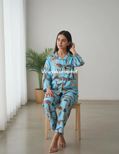 Conjunto de Pijama Elegante de Algodón Tejido con Estampado de Gatos Azules Serenos, Ropa de Dormir Transpirable de Primera Calidad, Camisa con Botones - Product Image 4
