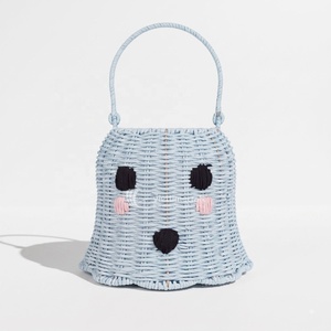 Adorable panier fantôme bleu tressé avec joues roses et yeux noirs pour le rangement ou la collecte de bonbons avec poignée - Product Image 1