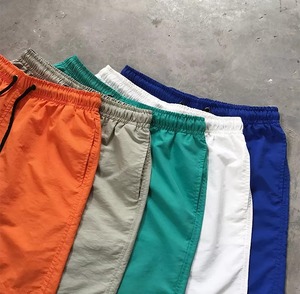 Shorts unisexe à cordon de serrage, couleur unie, séchage rapide, taille mi-haute, décontracté, en polyester tissé, coloris rouge, vert, rose, jaune, noir, fourniture OEM - Product Image 5