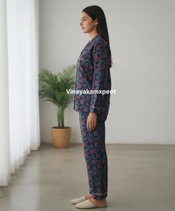 Ensemble de pyjama élégant en coton imprimé à la main avec chemise boutonnée et col cranté, pantalon assorti à coupe droite - Product Image 5