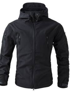 Veste tactique softshell multi-poches pour homme avec logo personnalisé, capuche réglable, style randonnée et chasse - Product Image 4