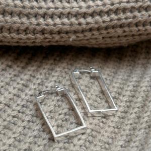 Pendientes de Aro Rectangulares Minimalistas, Pendientes de Latón Plateados, Pendientes de Aro Geométricos para Mujer al por Mayor - Product Image 4