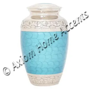 Urne en laiton élégante et artisanale avec surface lisse pour commémorer les êtres chers par Axiom Home Accents, artisanat détaillé - Product Image 2