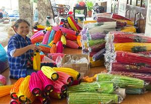 Lanternes en bambou écologiques avec doublure en rotin, motif floral peint, pour la maison et l'extérieur, décoration du Nouvel An et des mariages - Product Image 3