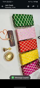 Ensemble de pochettes potli en brocart festif fait main, aux couleurs riches et élégantes, avec un travail de treillis doré, charme traditionnel pour les mariages - Product Image 2