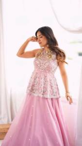 Conjunto de fiesta de diseñador con hermoso bordado, top de peplum de seda sintética Georgette con falda lehenga semicosturada y dupatta. - Product Image 2