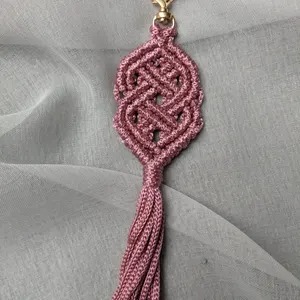 Porte-clés en macramé de qualité supérieure, objet décoratif, breloque pour sac, parfait pour les sacs à main, les sacs à dos et les sacs fourre-tout, vente en gros depuis l'Inde - Product Image 6