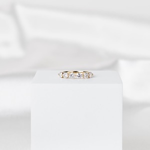 แหวนเพชรทรงกลมเจียระไนแบบบริลเลียนท์ ครึ่งวง 14K ทองคำ ประดับเพชรแล็บโกรว์ ดีไซน์เรียบหรู สามารถสวมซ้อนกับแหวนแต่งงานได้ เหมาะสำหรับเป็นเครื่องประดับชั้นดี - Product Image 6