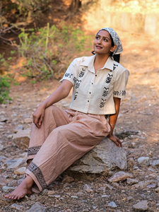 Camisa de algodón hecha a mano con estampado de bloques, mangas cortas, cuello refinado, cierre frontal con botones, top casual de Khadi. - Product Image 2