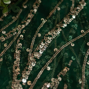Tissu brodé vert avec paillettes métalliques pour vêtements de cérémonie pour femmes - Product Image 1