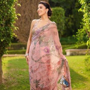 Sari en soie Tabby de qualité supérieure, orné d'imprimés multicolores élégants, d'un magnifique travail de paillettes et d'un exquis travail de miroir véritable sur toute la surface. - Product Image 3