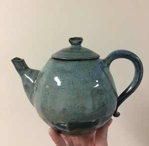 Théière classique émaillée avec bec verseur lisse, poignée confortable, design conservant la chaleur, idéale pour le service quotidien du thé - Product Image 4