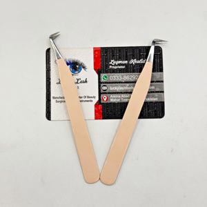 Pince à cils professionnelle LUCKY LASH TOOLS à pointe argentée, 90 degrés, couleur nude douce, pointe lisse, poignée diamantée - Product Image 4