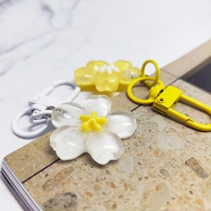 Lindo llavero con forma de flor – Hecho de resina y aleación. Ideal para bolsos, llaves, accesorios de regalo. - Product Image 3