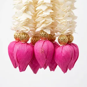 Guirlande de fleurs blanches faites à la main avec des boutons de lotus roses pour la porte, le mur, la fenêtre, l'entrée, la pooja et la décoration traditionnelle de la maison - Product Image 2