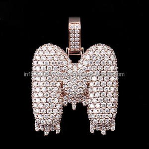 Elegante Collar con Colgante de Letra M, Diseño Detallado y Brillante, Joyería de Moda para Hombres y Mujeres, Venta al Por Mayor - Product Image 1