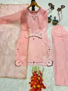 Ensemble prêt-à-porter de créateur pour soirée, broderie et travail de perles, haut en soie romaine avec pantalon palazzo et dupatta, entièrement cousu. - Product Image 5