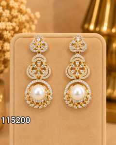 ต่างหูระย้าทรงเรขาคณิตชุบทองประดับมุก Ping Bling สำหรับผู้หญิง เหมาะสำหรับงานแต่งงาน ต่างหูห้อยประดับมุกเทียมทองเหลืองหรูหราประดับเพชรซิร์คอน - Product Image 1