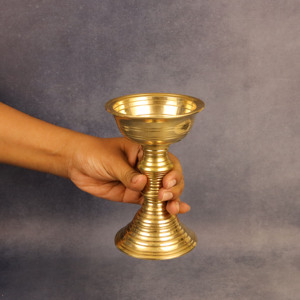Lámpara de aceite tradicional de latón Kalanjiam Temple Diya, hecha a mano, para decoración de Pooja - Product Image 6