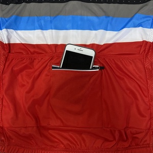 Ensemble de maillot de cyclisme pour homme noir, rouge, bleu, blanc, manches courtes, avec short à bretelles et rembourrage. - Product Image 6