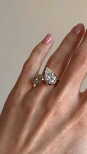 Anillo de compromiso Toi et Moi con diamantes cultivados en laboratorio de corte ovalado y pera, oro amarillo de 14K, moderno, personalizable, regalo de joyería fina para boda. - Product Image 5