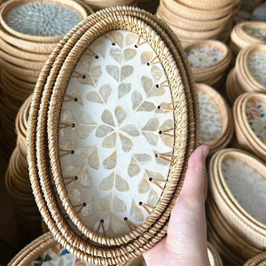 Plateau en rotin fait main au Vietnam, en nacre et fibres naturelles tressées, pour la décoration intérieure, le service et la présentation. - Product Image 1