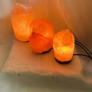 Lampe de chevet en sel de l'Himalaya en gros, alimentée par USB, petite lampe de nuit, lampe de chevet raffinée en pierre, emballée en sachet - Product Image 2