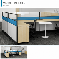 Bureau de travail commercial moderne en forme de L avec écran de séparation, dessus en bois veiné, cloisons bleues et pieds de rangement