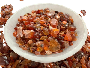 Vente en gros de copeaux d'agate rouge polie, cristal concassé 3-5mm pour la décoration de la maison et des fêtes par AMAYRA CRYSTALS EXPORTS INDIA - Product Image 3