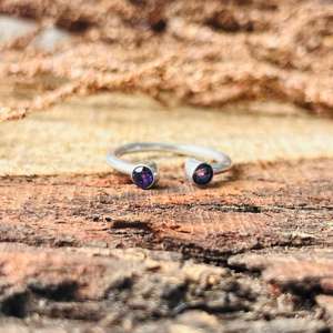 Bague ouverte en améthyste pour femme, minimaliste et délicate, en argent sterling, finition plaquée argent, design moderne avec pierre précieuse, pour mariage et fête - Product Image 1