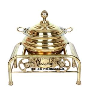 Recipiente para calentar comida de latón dorado y acero inoxidable con un soporte gris, perfecto para servir comida en eventos, disponible al por mayor. - Product Image 3