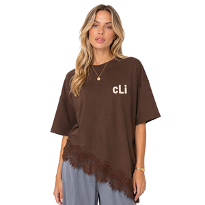 Camiseta Oversize Marrón para Mujer con Ribete de Encaje, Dobladillo Asimétrico, Manga Corta, Hombros Caídos, Bordado de Toalla y Logotipo Personalizado, Top de Algodón - Product Image 1