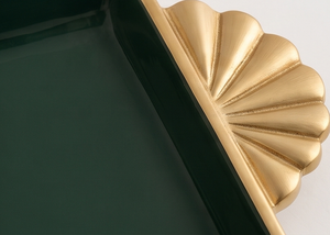 Plateau rectangulaire moderne en métal émaillé vert forêt avec poignées en forme d'éventail doré, plateau de service décoratif pour table basse ou coiffeuse - Product Image 3