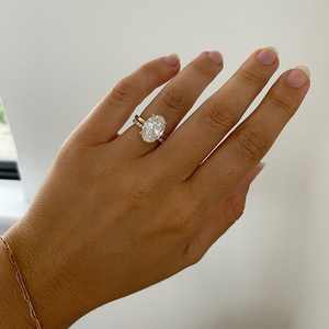 Anillo de Compromiso con Diamante Cultivado en Laboratorio de Corte Ovalado y Halo Oculto, Oro Amarillo de 18k/14k, Anillo de Boda Minimalista de Lujo para Mujer - Product Image 3