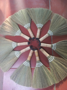 Escoba de mano mini vietnamita de cerdas suaves de hierba natural con mango de madera, estilo clásico para limpieza de mesas, cocinas y suelos exteriores. - Product Image 6