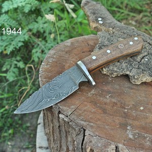 Couteau de chasse et de camping à lame fixe en acier Damas forgé à la main, couteau de survie plein tang avec garde-poignée en bois, DIY - Product Image 1