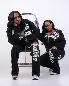 Conjunto de Sudadera con Capucha de Forro Polar Negro para Mujer con Tejido Pesado Premium, Pantalones Jogger de Corte Holgado y Fabricación con Logotipo Personalizado, Cierre Completo con Cremallera - Product Image 6