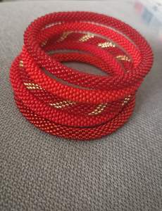 Pulsera de cuerda de ganchillo con cuentas de vidrio en espiral azul real y dorado, tejida a mano en Nepal, para mujer. - Product Image 5