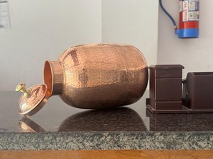Distributeur d'eau artisanal en cuivre avec couvercle et robinet, style vintage, grande capacité, ensemble de vaisselle ayurvédique - Product Image 2