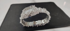 Reloj Mecánico de Lujo Vintage Plateado con Bisel Personalizado de Espinas, Moissanita VVS Totalmente Incrustada, Números Romanos Plateados y Brazalete de Acero - Product Image 3