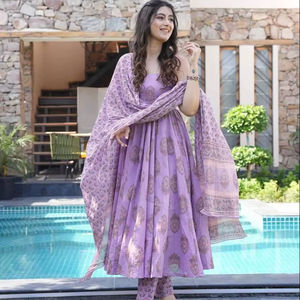 Magnifique robe Anarkali indienne pakistanaise en tissu de soie Maslin, avec un imprimé numérique élégant, pour mariage, occasions décontractées, vêtements traditionnels pour femmes - Product Image 1