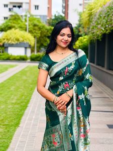 Magnifique soie Georgette avec bordure en dentelle artisanale Pure Jarkan et diamants sur le sari - Product Image 5