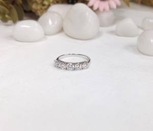 Bague demi-éternité en or blanc 14 carats massif, bague de mariage pour femme avec diamant de laboratoire rond de 1 carat, bague assortie avec anneau. - Product Image 5