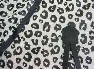 Manta de equitación Elite Performance Exercise Quarter Rug con diseño recortado, alta visibilidad, material de malla transpirable y estampado. - Product Image 2