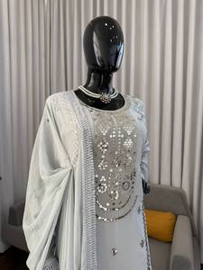 Traje Sharara Rojo de Chinnon Faux Georgette Pesado de Ramdev Trading con Bordado Plateado, Estilo Bollywood para Novias y Fiestas, Diseño de 3 Piezas - Product Image 4