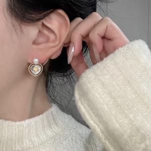 Pendientes de Moda con Forma de Concha y Letra MOM, Regalo para el Día de la Madre, Joyería Elegante con Perlas, Accesorios - Product Image 4