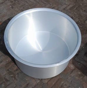 Le bol en aluminium ajoute une touche d'élégance moderne à n'importe quelle pièce. Fabriqué en aluminium robuste, il présente une finition texturée et solide. - Product Image 1