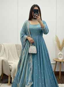 Vestido de Fiesta Azul de Seda para Boda India/Pakistaní, Diseño Kurti, Vestido Largo para Boda - Product Image 4